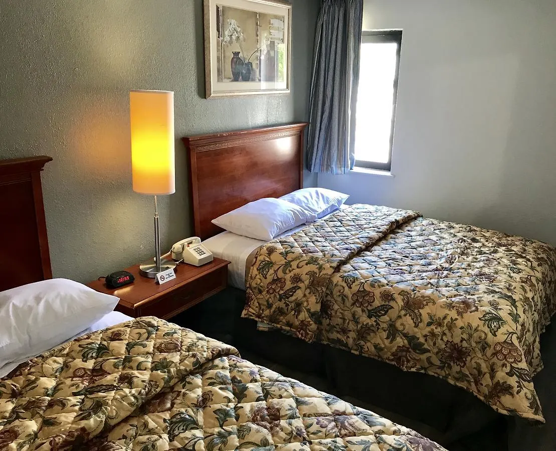 Brentwood Suites Newport News 2*,
